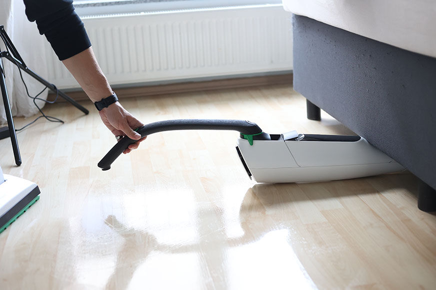 Reinigungstest des VK7 unter dem Bett